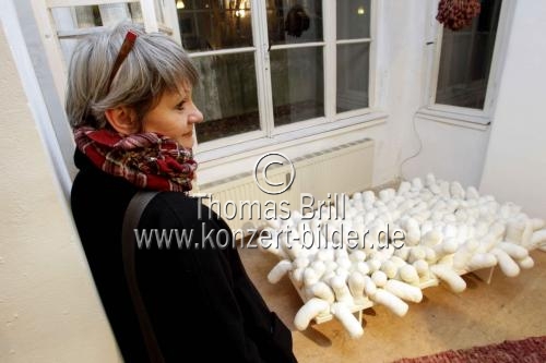 Deutsche Objektkünstlerin Regine Strehlow-Lorenz gastiert mit ihrer Schlafzimmer-Installation 